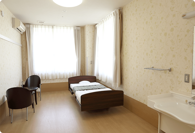 落ち着いた個室 居室 自然光がたっぷりと差し込む、落ち着いた雰囲気の居室です。リラックスできる空間を提供します。