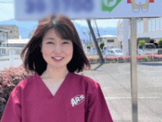 暖かい歓迎のスタッフ 看板 和やかな雰囲気を感じられる職場です。スタッフの笑顔が印象的です。