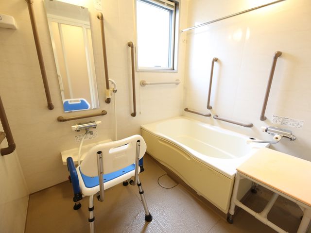バリアフリー設計の浴室 浴室 安心してご利用いただける手すり完備の清潔な浴室です。バスチェアも用意され、快適にお使いいただけます。