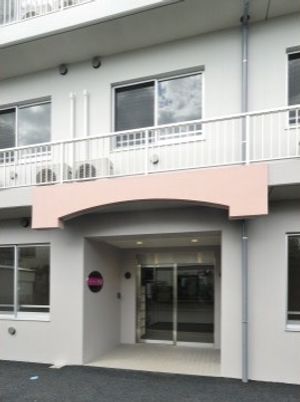 明るい施設のエントランス