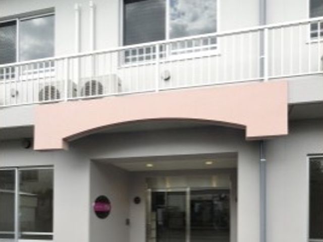 明るい施設のエントランス 外観・エントランス バリアフリー設計の入口が歓迎します。ゆとりある空間が、訪れる皆さまをやさしく迎え入れています。