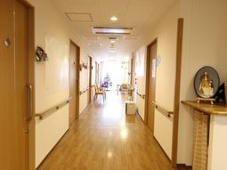 暖かみのある廊下の様子