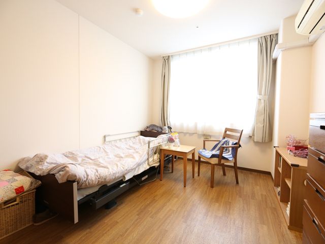 居心地の良い居室 居室 明るい窓辺で穏やかに過ごせる個室です。プライバシーが保たれた自分だけの空間をお楽しみいただけます。