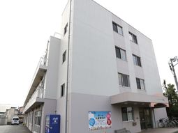 都市型の明るい建物外観