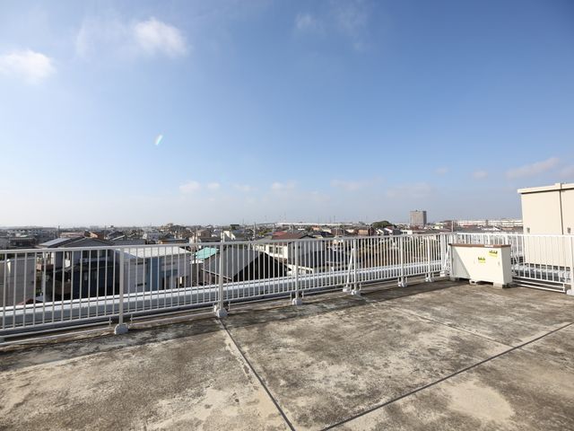 広々とした屋上の風景 屋上 眺望を楽しむことができる明るい屋上です。清々しい空気の中、日々のリフレッシュに最適な場所となっております。