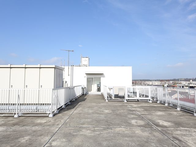 広々とした屋上テラス 屋上 眺望が楽しめる屋上テラスです。新鮮な空気と日差しを感じながら、ゆったりとした時間を過ごすことができます。