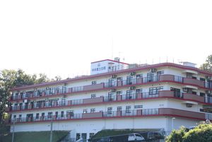 緑に囲まれた建物外観