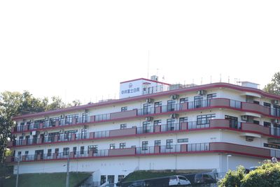 緑に囲まれた建物外観