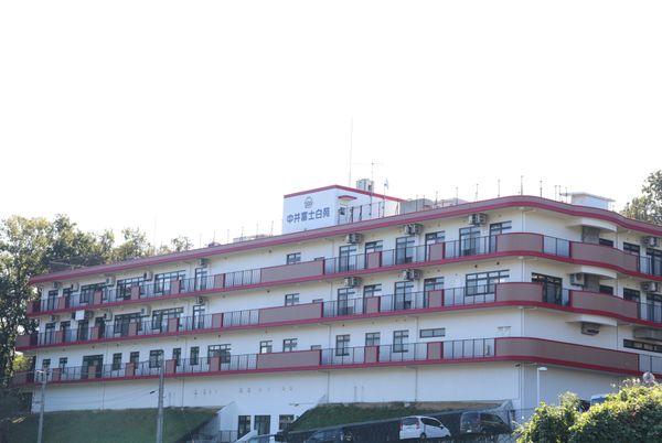 緑に囲まれた建物外観