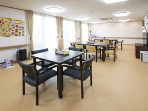明るい食堂のテーブル配置  