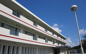 青空の下の建物外観