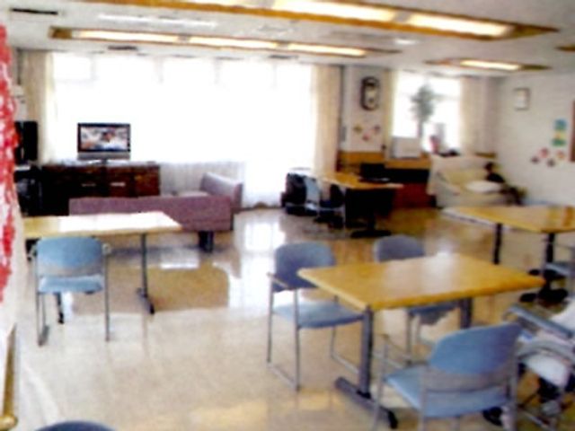 明るい空間の共用室 リビング 自然光がたっぷり入る広々とした空間で、リラックスしながら過ごせます。多目的に利用可能です。