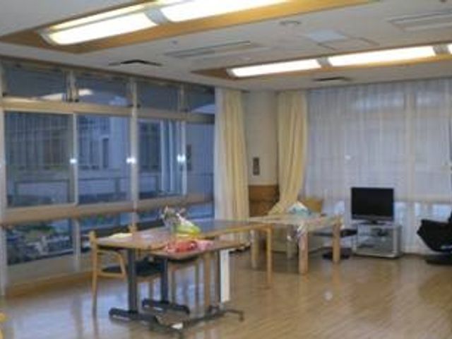 自然光の入る共有室 ラウンジ 広々とした明るいスペースで、利用者がくつろぎながらテレビ鑑賞を楽しめます。