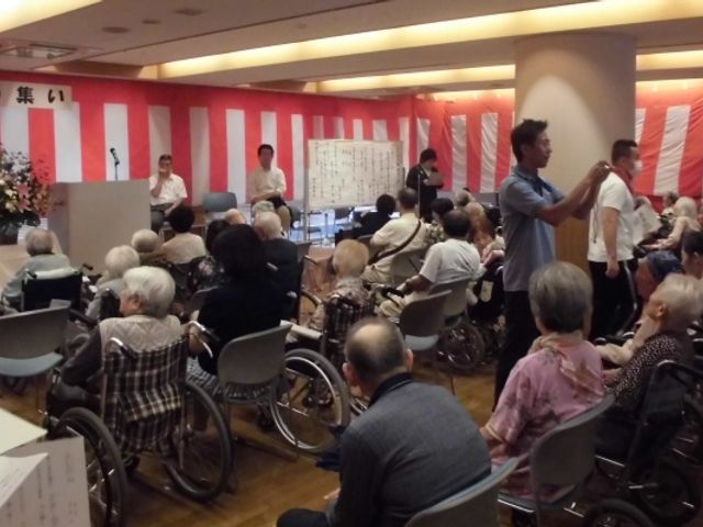賑やかな交流の場 多目的室 多くの人々が集まり、交流を楽しむことができる活気あるスペースです。魅力的な仕事環境です。