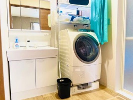 洗面台と洗濯機のある洗面所  