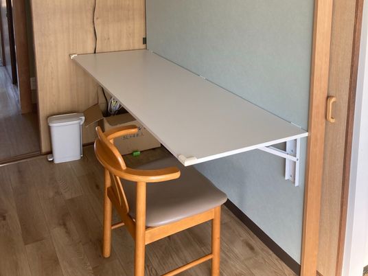 作業机と椅子のある部屋  