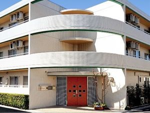 白と緑の建物のエントランス