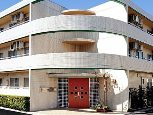 白と緑の建物のエントランス