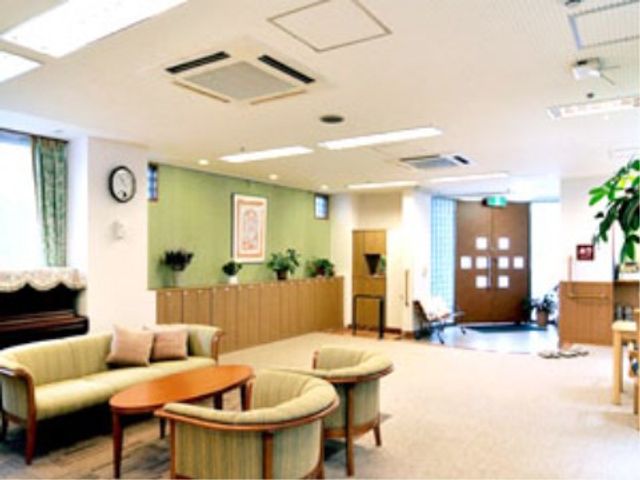 快適な待合スペース ロビー 明るい照明と心地よいベンチが配置されたロビーです。清潔感ある環境で、来訪者を優しく迎え入れています。