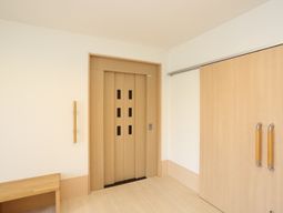 シンプルな居室の入口