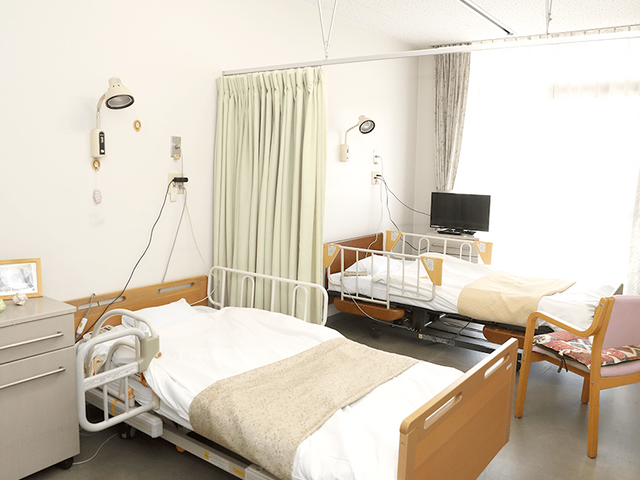 日差しが入る居室 居室 明るい日差しが差し込む居室は、家具が整然と配置されています。快適な空間でくつろげます。