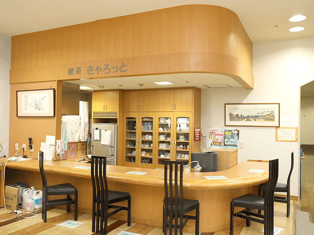 明るいカフェスペース ラウンジ 自然光が注ぐカフェスペースでは、ゆっくりとした時間を過ごせます。リラックスしながら会話を楽しめます。