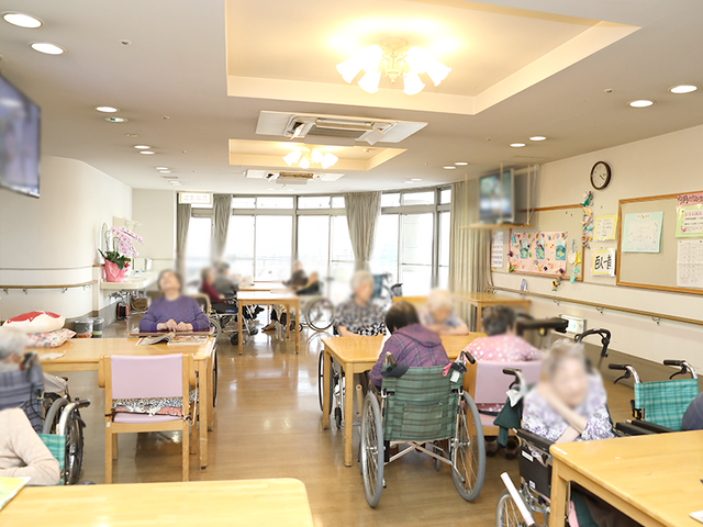 明るく広い室内 ダイニングルーム 広々とした明るい空間で、皆さんがゆったりと過ごせるダイニングエリアです。車椅子でも安心です。