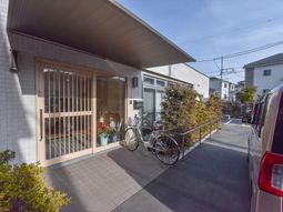 明るいエントランスの風景です
