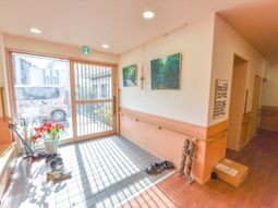 エントランスの明るい風景