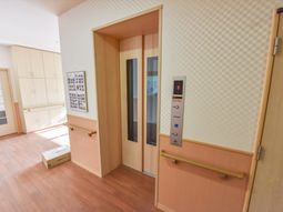 清潔なエレベーターの入口