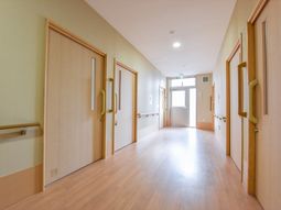 木目の優しい色彩の廊下