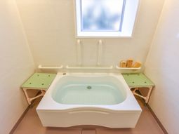 明るい浴室の一角