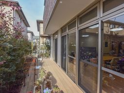 明るい中庭の通路