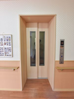 木目調のエレベーター前