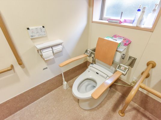 トイレの個室は広めにつくられており、車椅子でも利用には不便がない。窓も比較的大きく取られているので、日差しも入り暗い雰囲気はない。