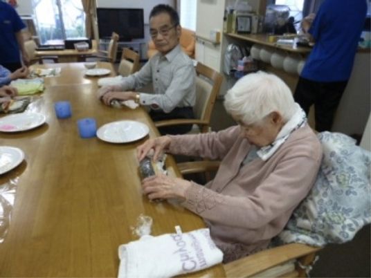 スタッフと利用者の交流がある食堂