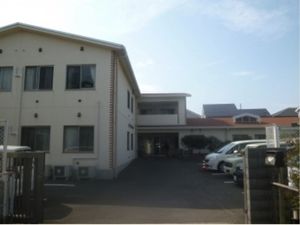 広々としたエントランスの施設
