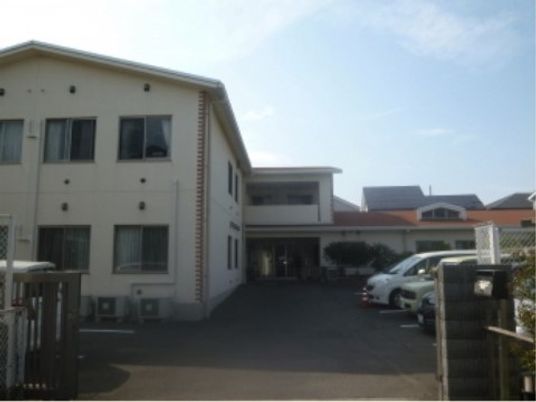 広々としたエントランスの施設