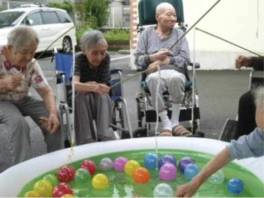 にぎやかなレク活動の風景
