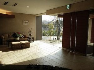 広々としたロビーの風景