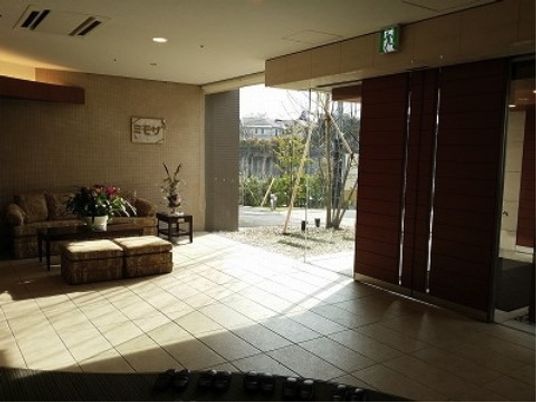 広々としたロビーの風景