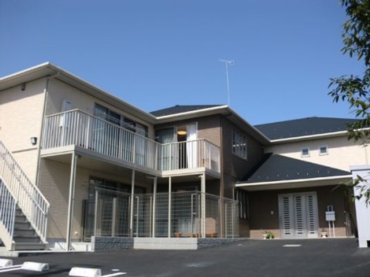 明るい外観の建物