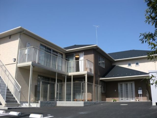 明るい外観の建物