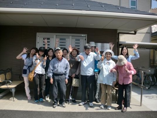 元気なスタッフと利用者の前
