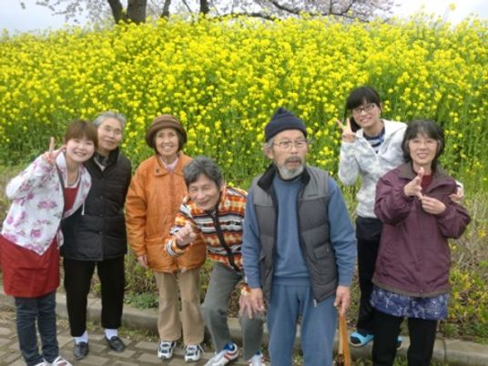 笑顔集う菜の花背景