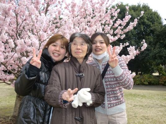 桜と三人の笑顔