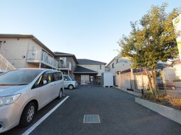 施設の外観と駐車場