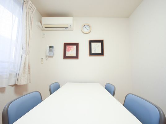 シンプルな会議室