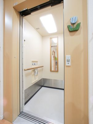 広々としたエレベーター空間