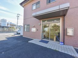 ピンクの壁が目印の建物外観